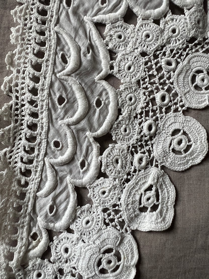レースと刺繍の飾り襟