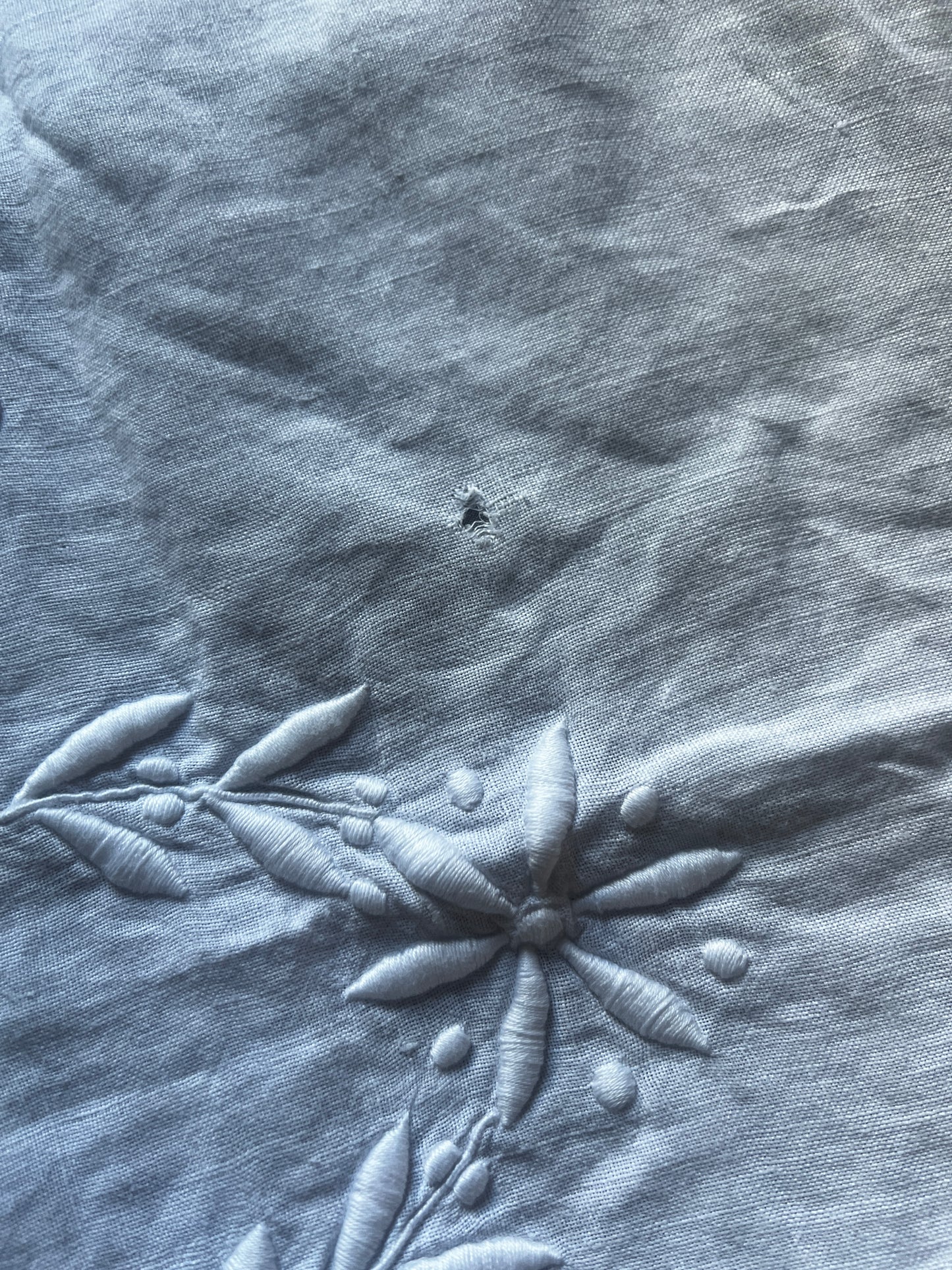 カットワークク刺繍大判クロス