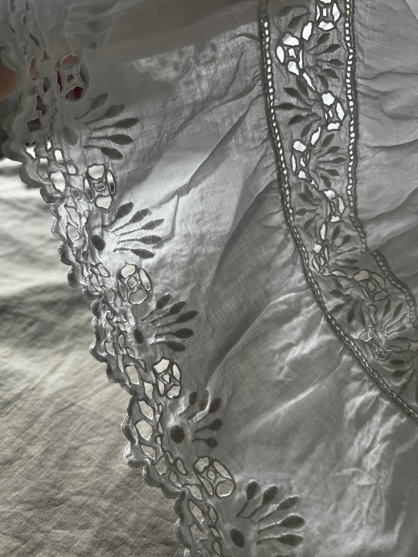 白刺繍のドレスパーツ