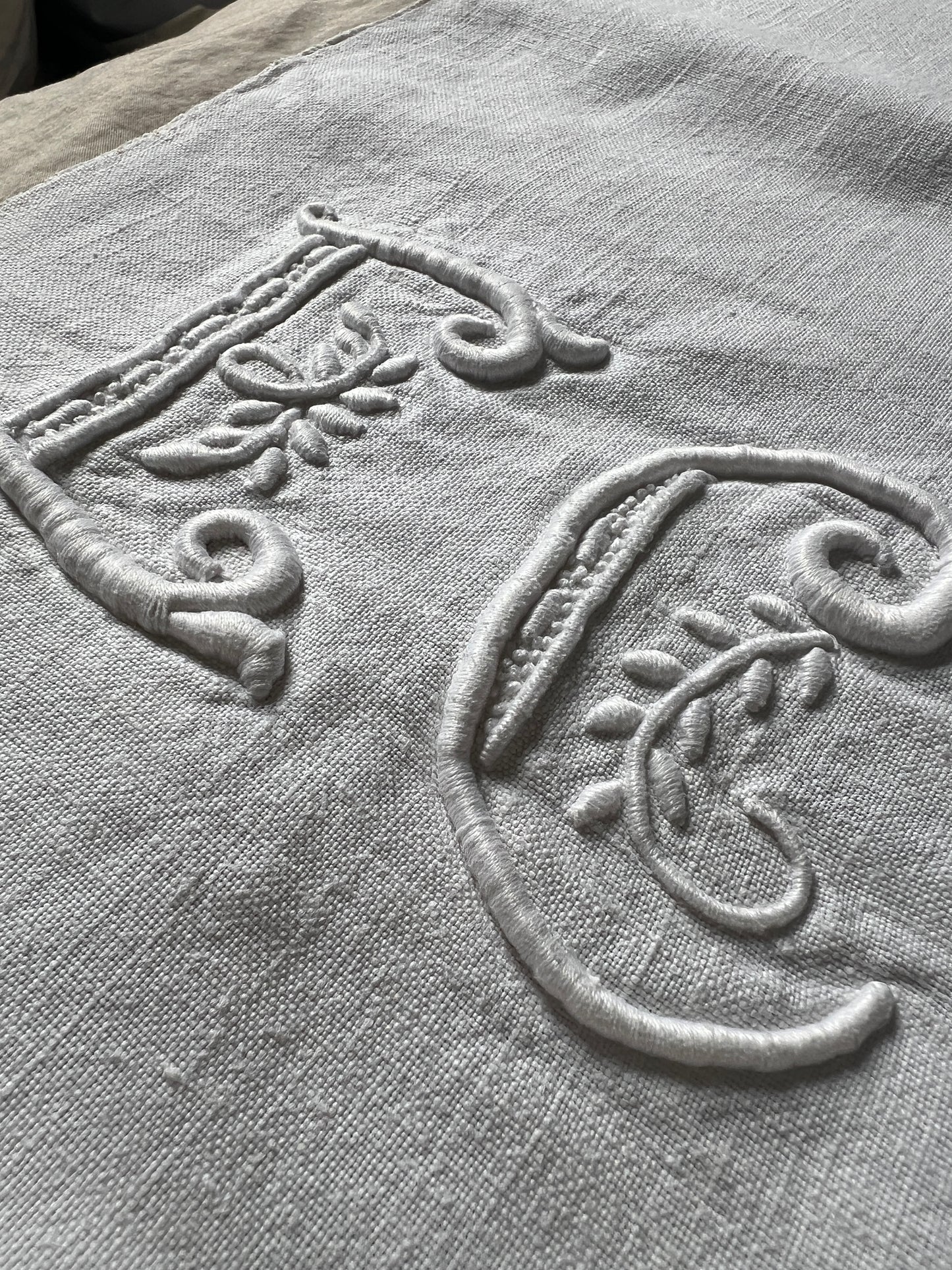 モノグラム刺繍リネン端布