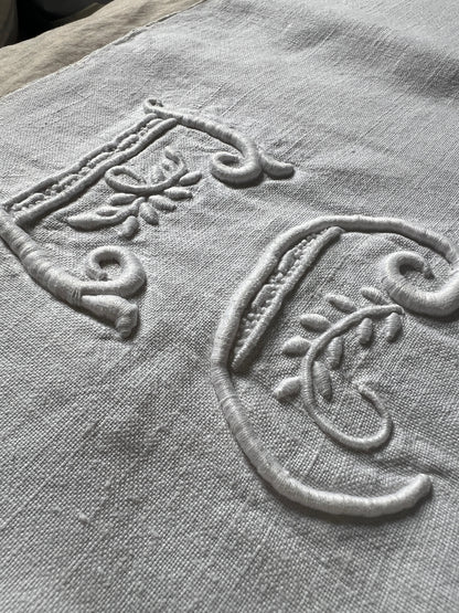 モノグラム刺繍リネン端布