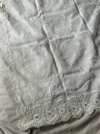 白刺繍飾り布