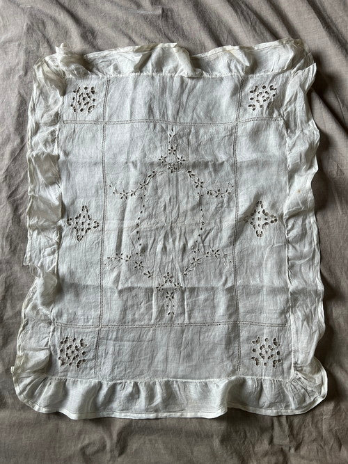 刺繍とフリルの飾り布