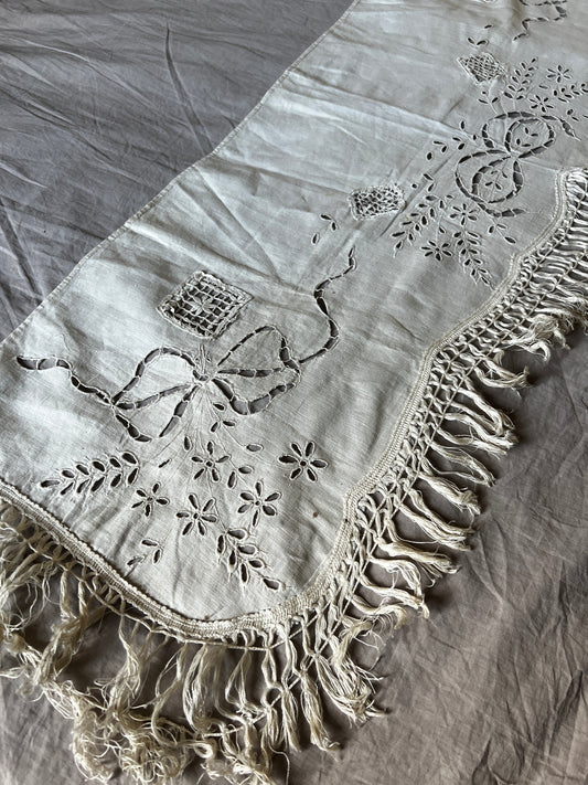 カットワーク刺繍の棚飾り