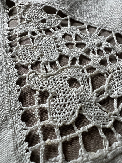 レースと刺繍のクロス