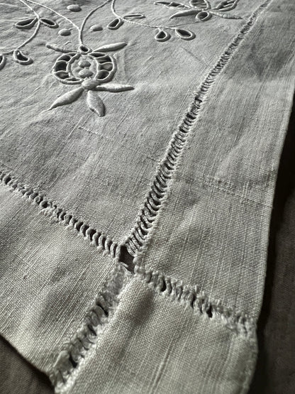★刺繍とレースの棚飾り