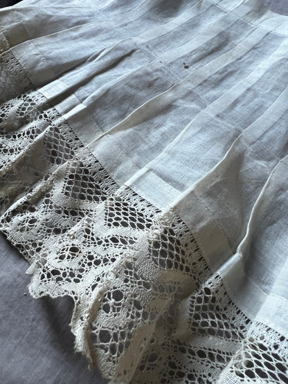 プリーツとレースの裾飾り