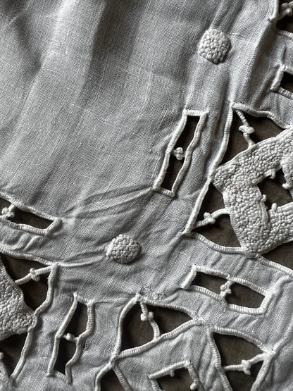 カットワーク刺繍リネンクロス