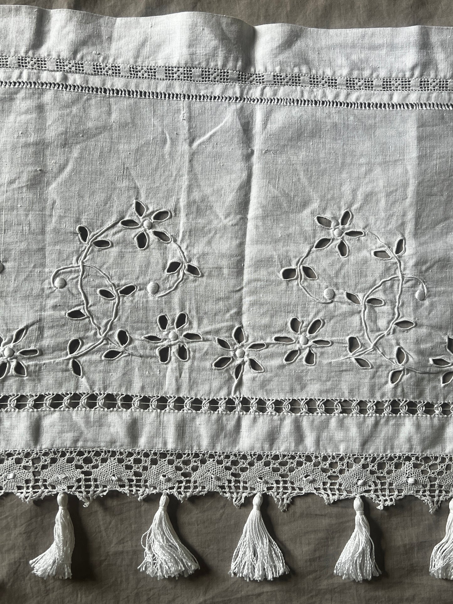 刺繍とレースの棚飾り