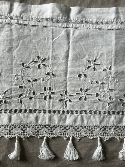 刺繍とレースの棚飾り