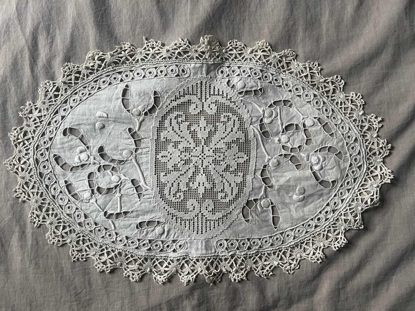 刺繍とレースの楕円クロス