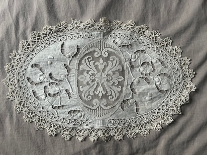 刺繍とレースの楕円クロス