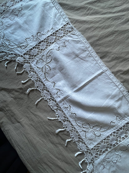 刺繍とレースの棚飾り