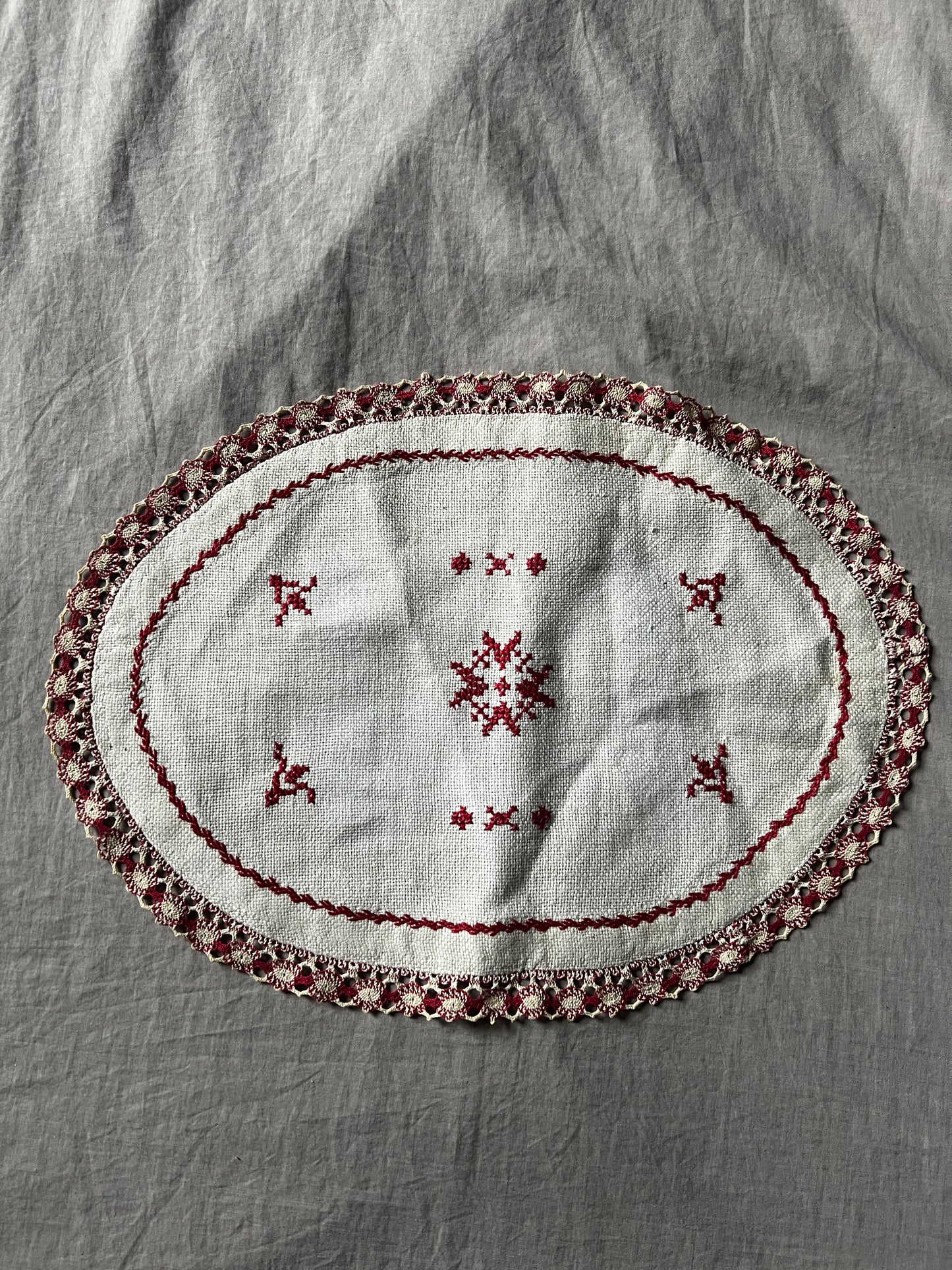 赤糸刺繍楕円形クロス