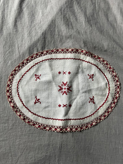 赤糸刺繍楕円形クロス