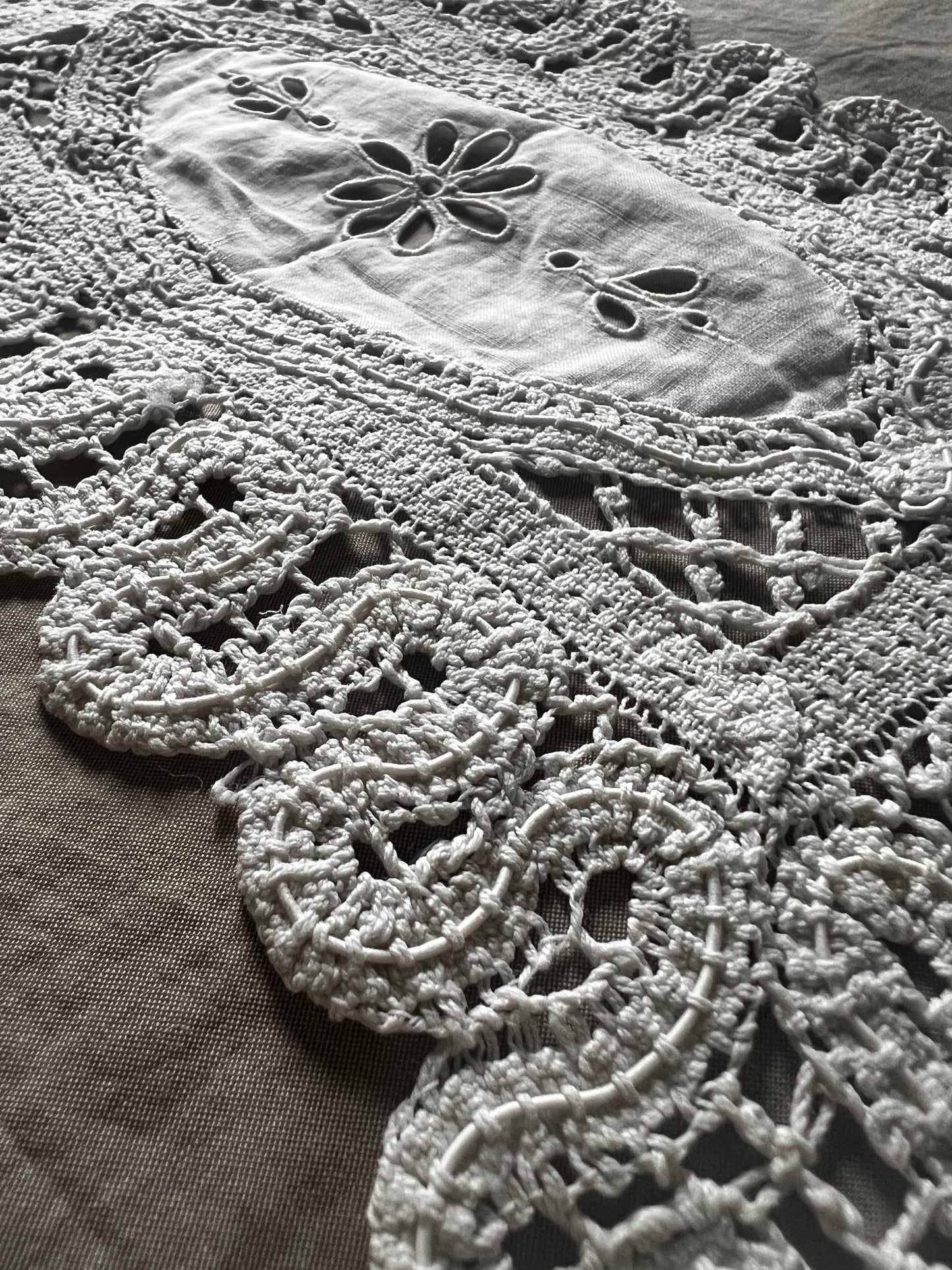 レースと刺繍のミニクロス