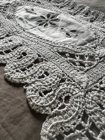 レースと刺繍のミニクロス