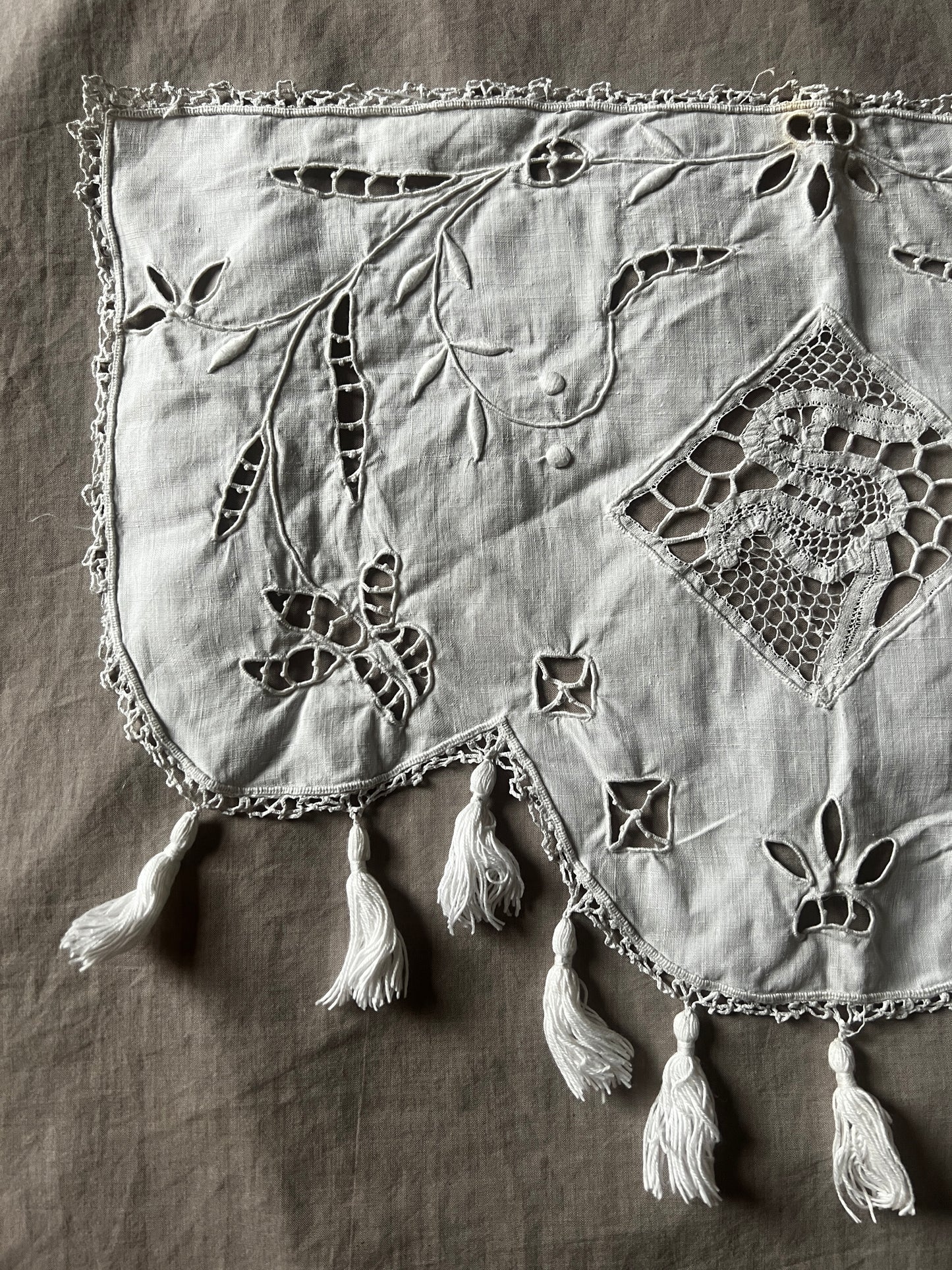 刺繍とレースの飾り布