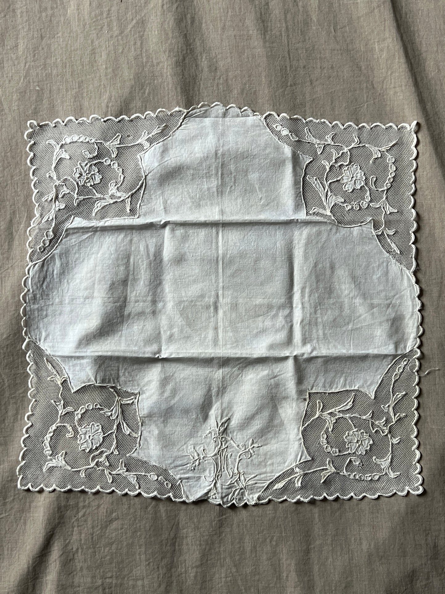レースと刺繍のハンカチ