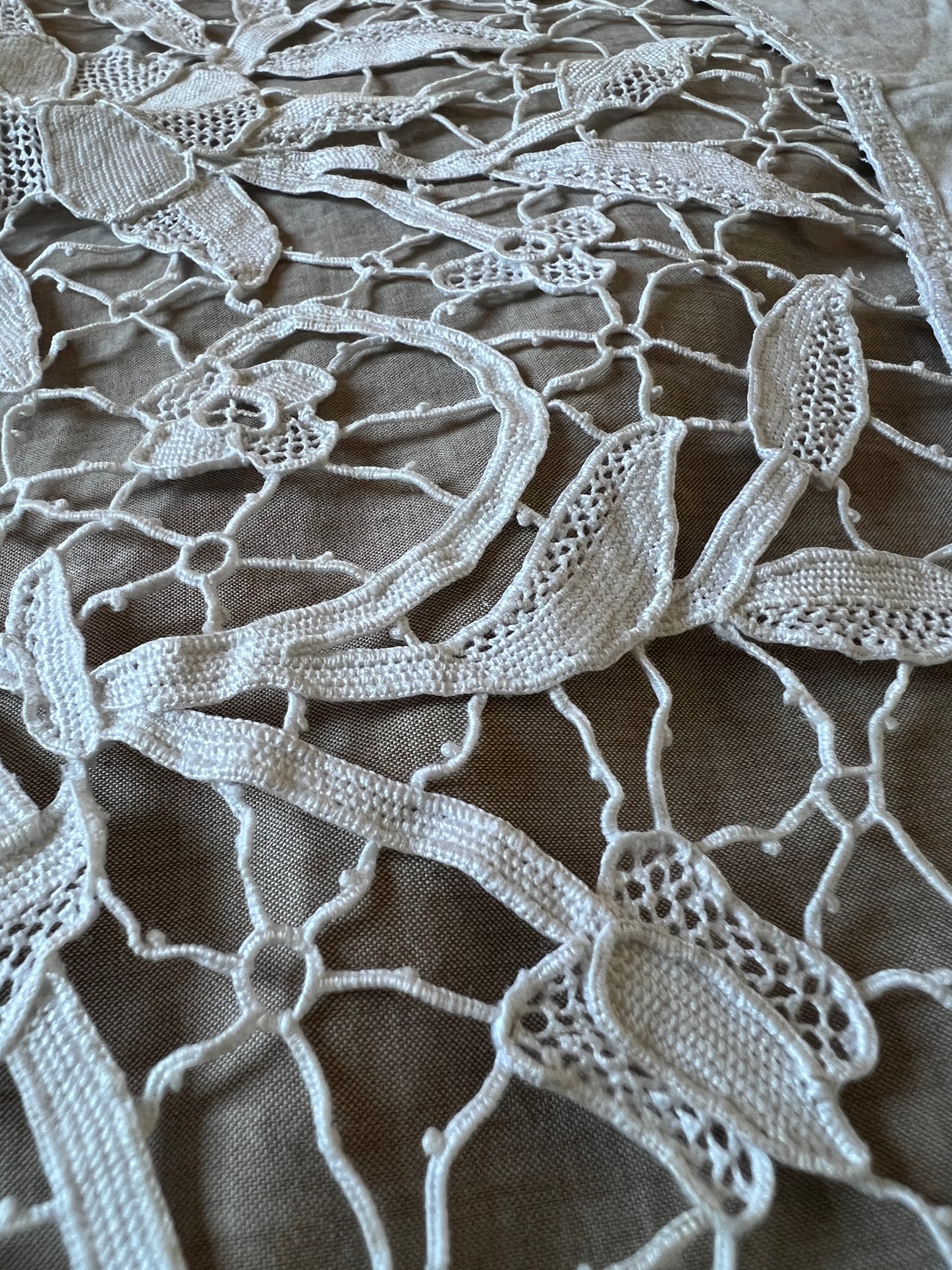 レースと刺繍のクロス