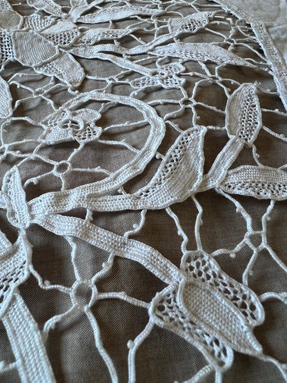 レースと刺繍のクロス