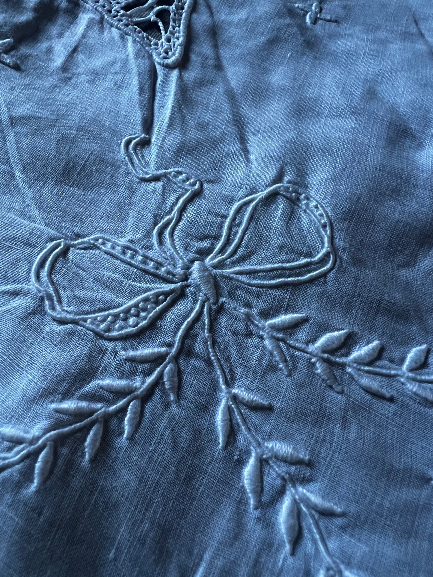 レースと刺繍のクロス