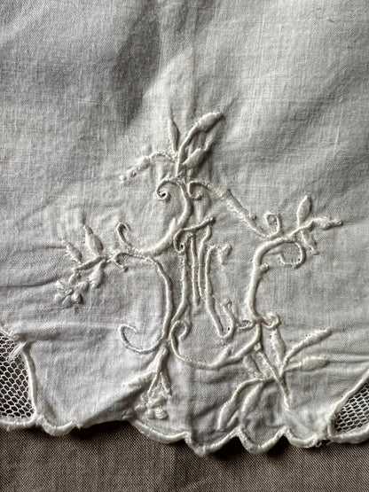 レースと刺繍のハンカチ
