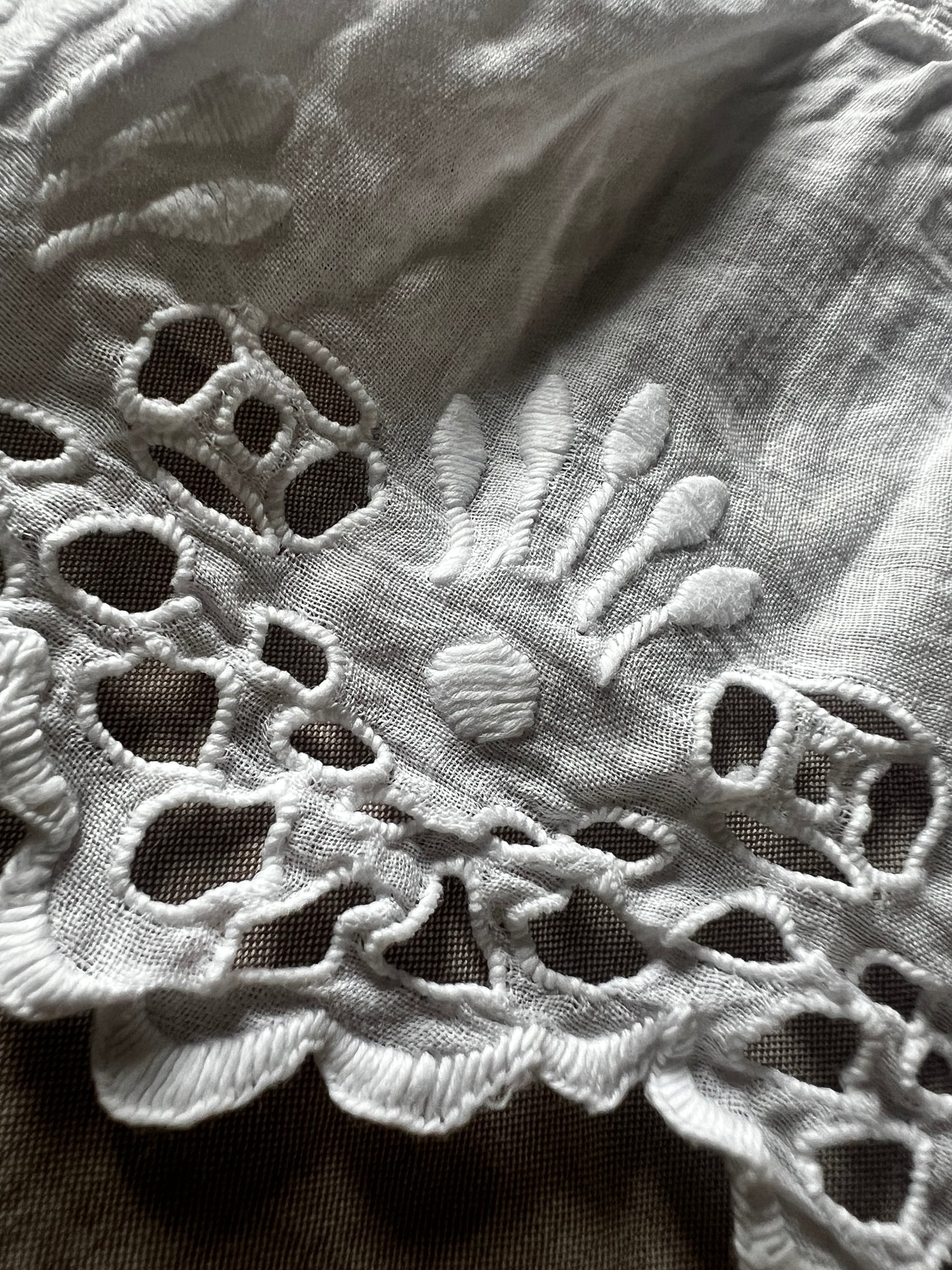 白刺繍のドレスパーツ