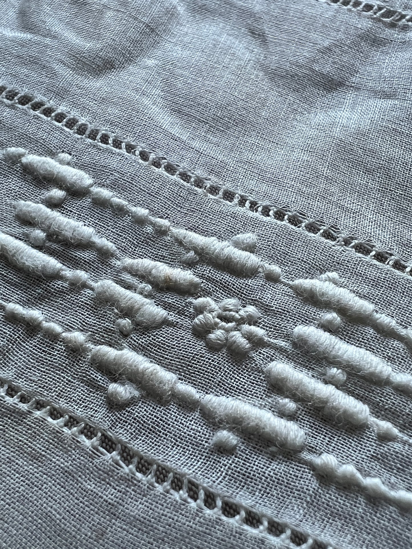 白刺繍布