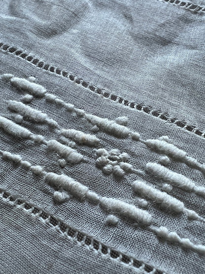 白刺繍布