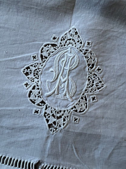 モノグラム刺繍リネン
