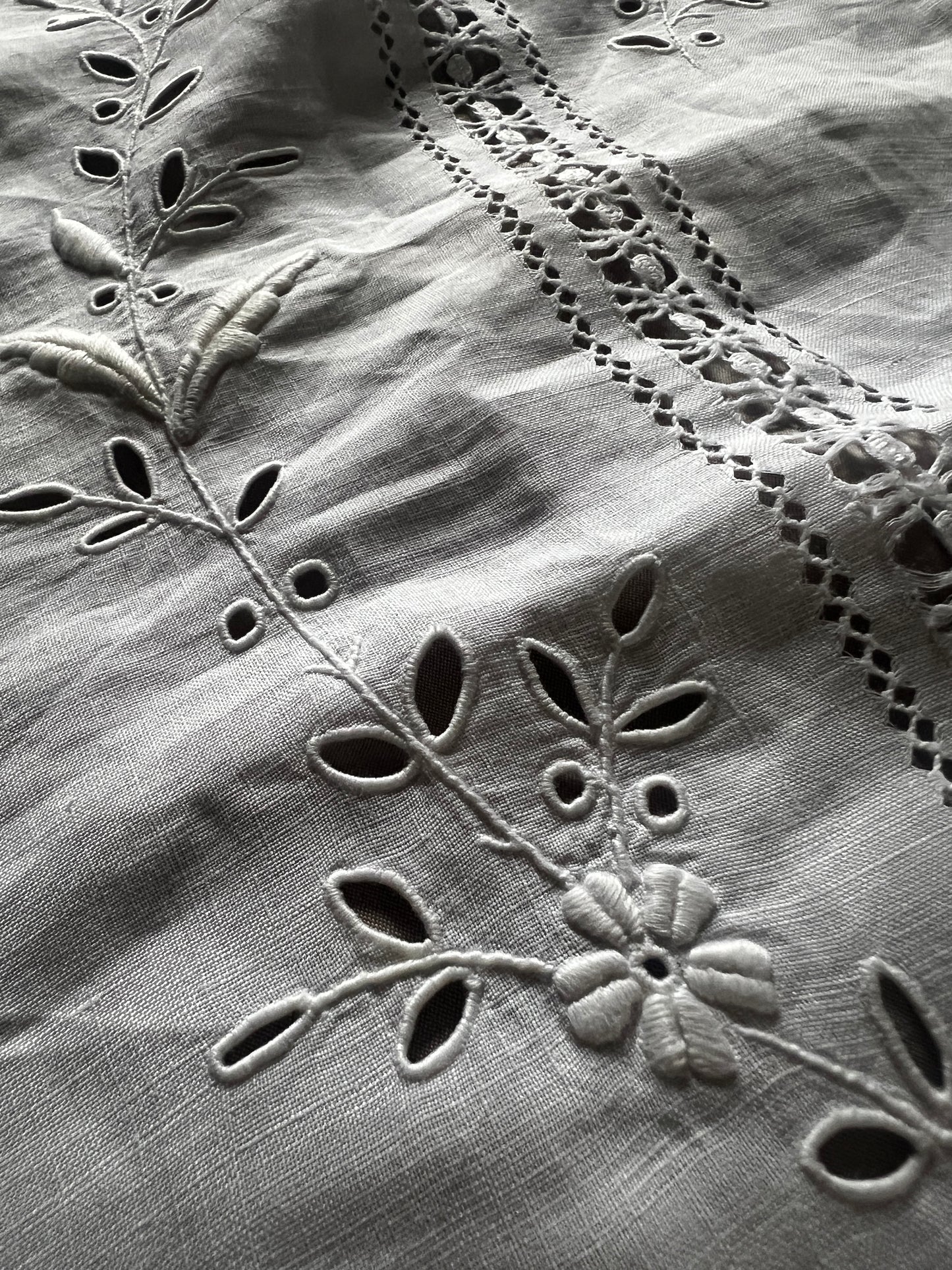 白刺繍の端布(ダメージ)