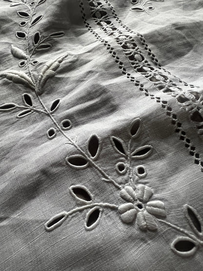 白刺繍の端布(ダメージ)