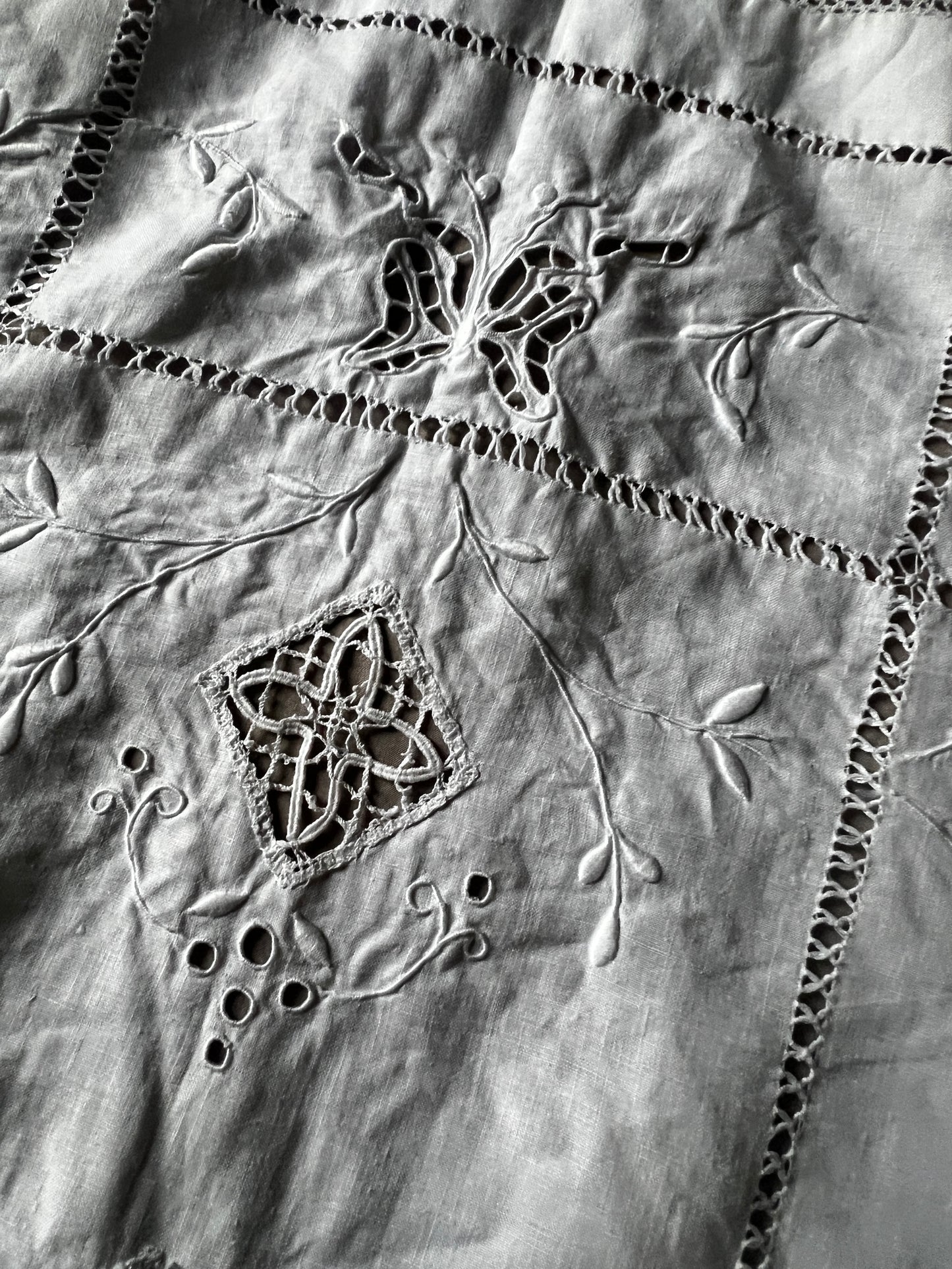 レースと刺繍のクロス