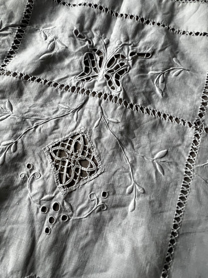 レースと刺繍のクロス