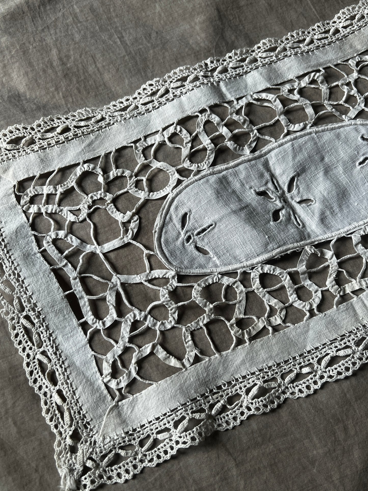 レースと刺繍の長方形クロス