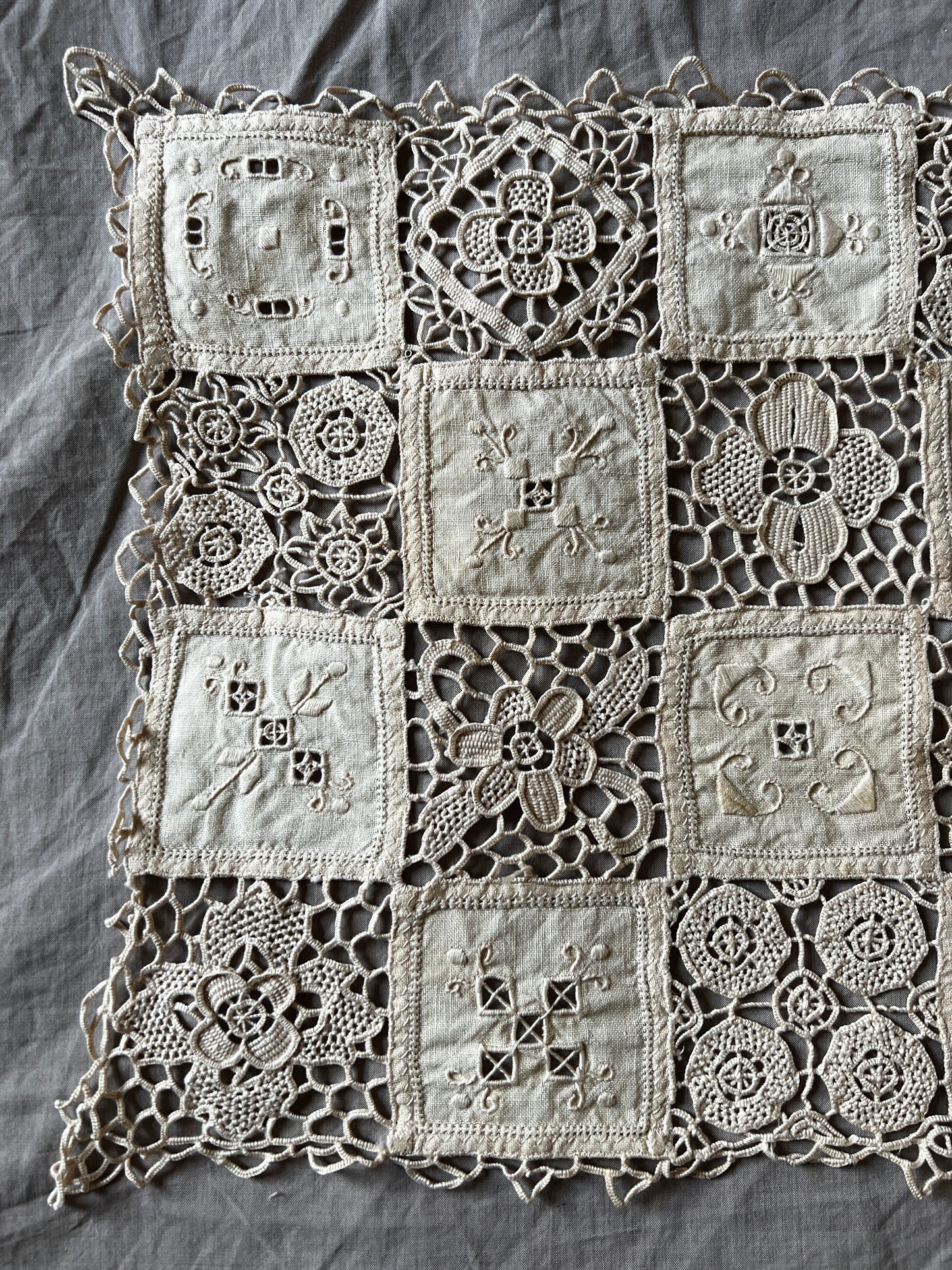 レースと刺繍のクロス