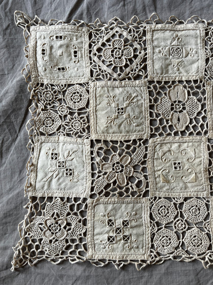 レースと刺繍のクロス