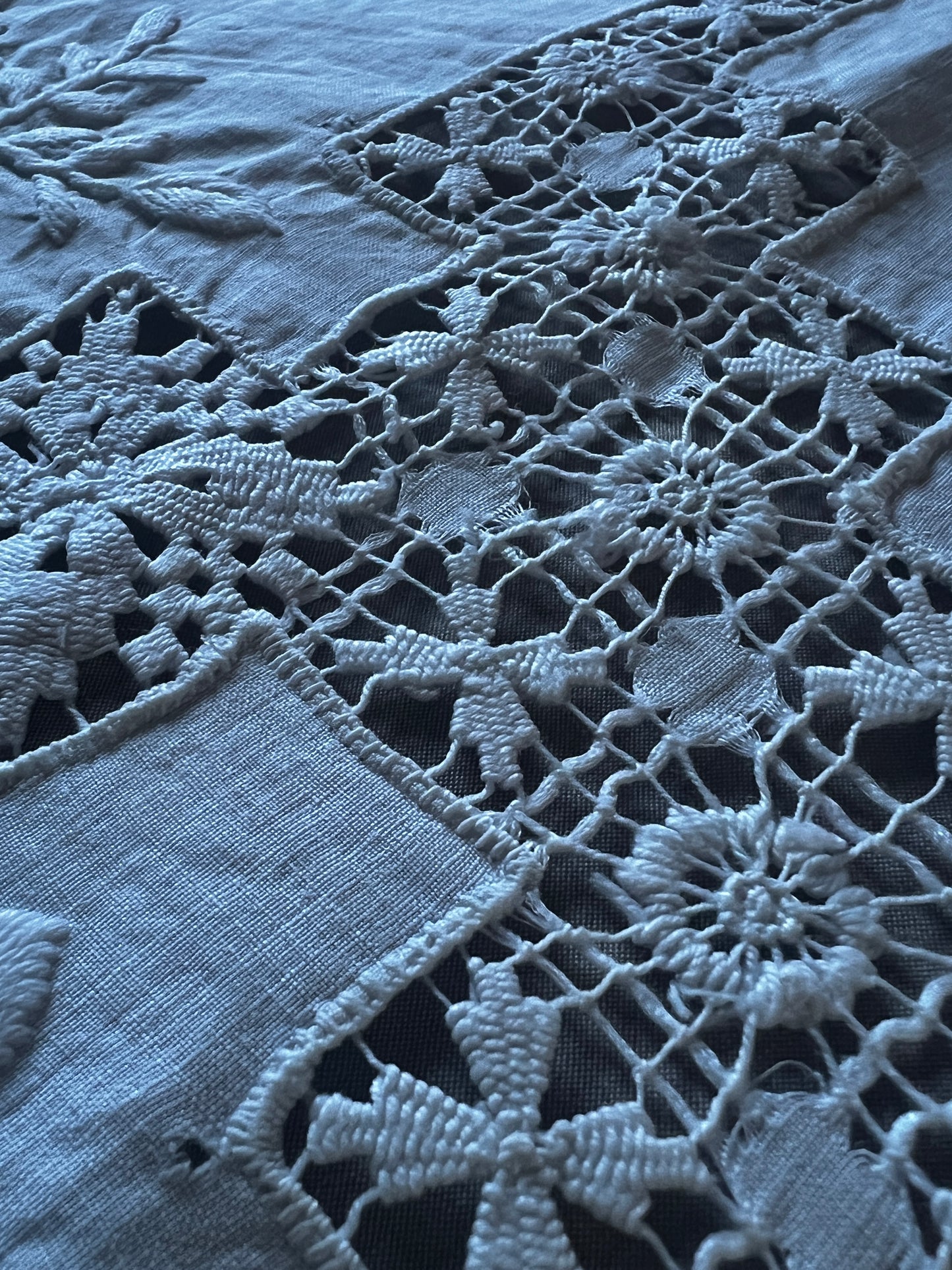 刺繍とレースのクロス