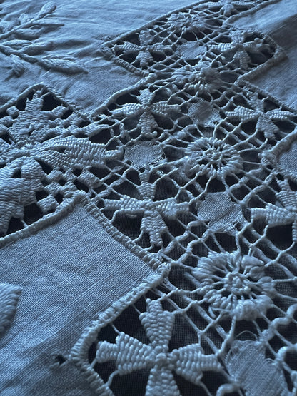 刺繍とレースのクロス