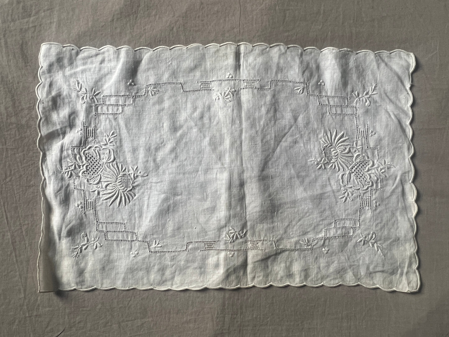 ★白刺繍リネンクロス