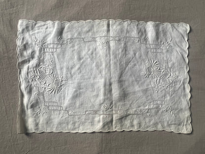 ★白刺繍リネンクロス