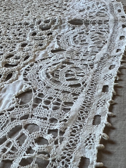 刺繍とレースの棚飾りクロス