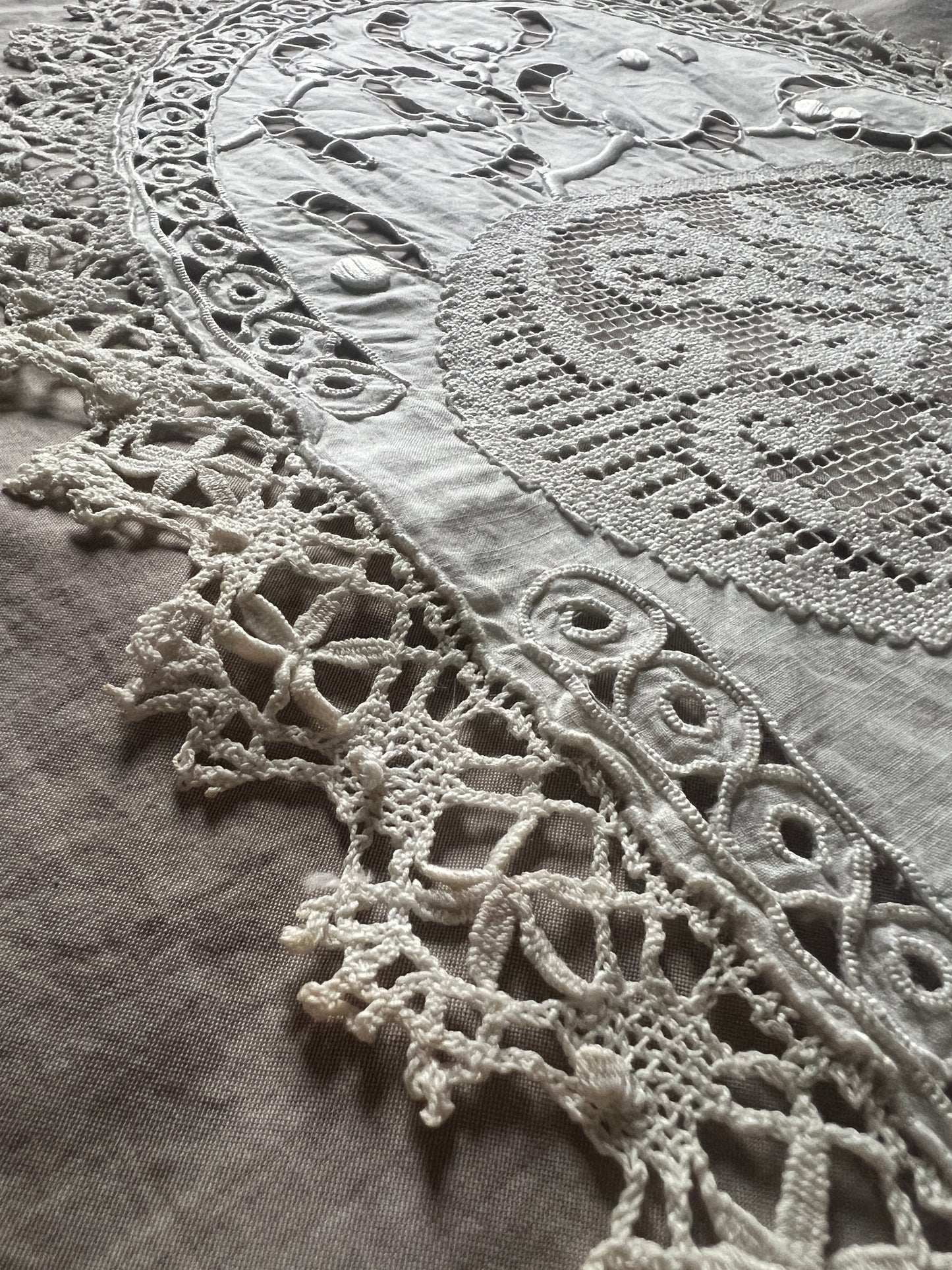 刺繍とレースの楕円クロス