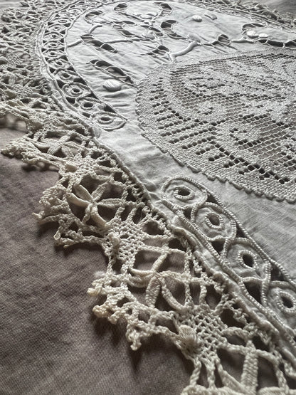 刺繍とレースの楕円クロス
