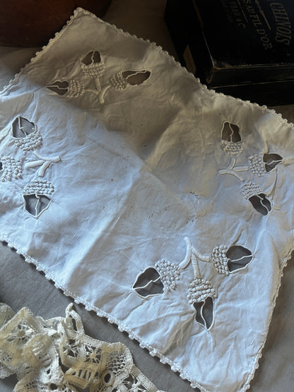 古い糸木箱とアンティークレースセット