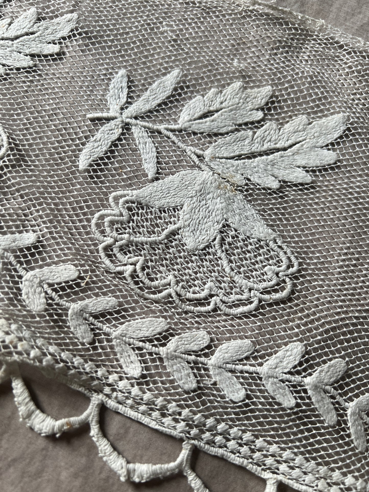 チュール刺繍レース