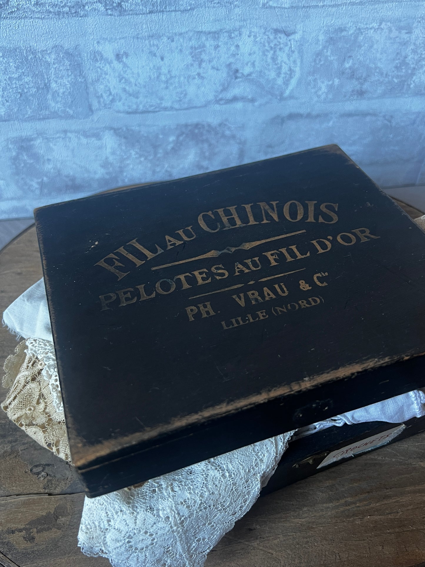 古い糸木箱とアンティークレースセット