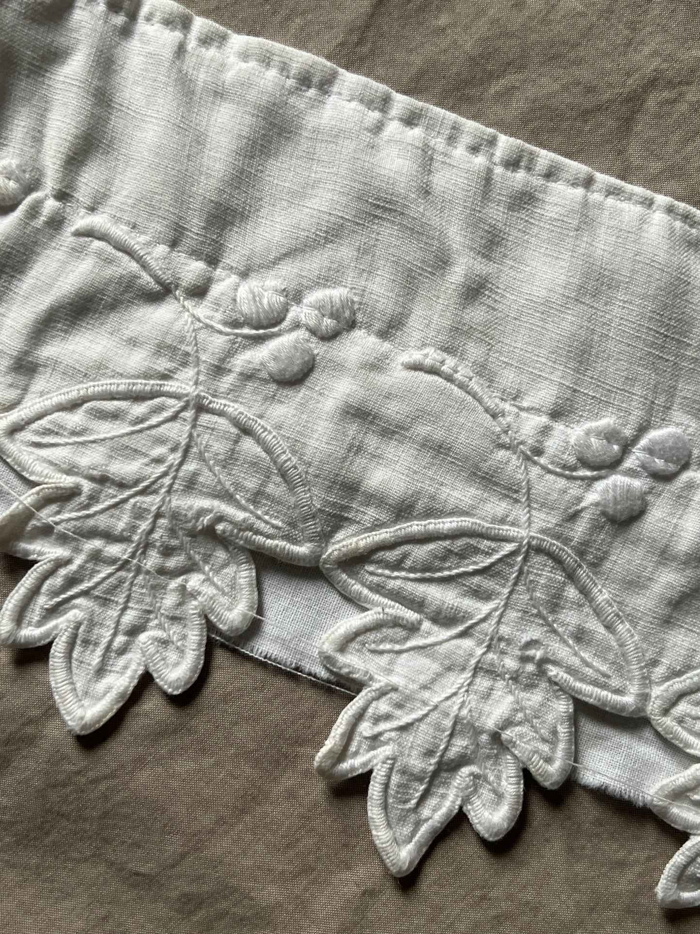 白刺繍トリム