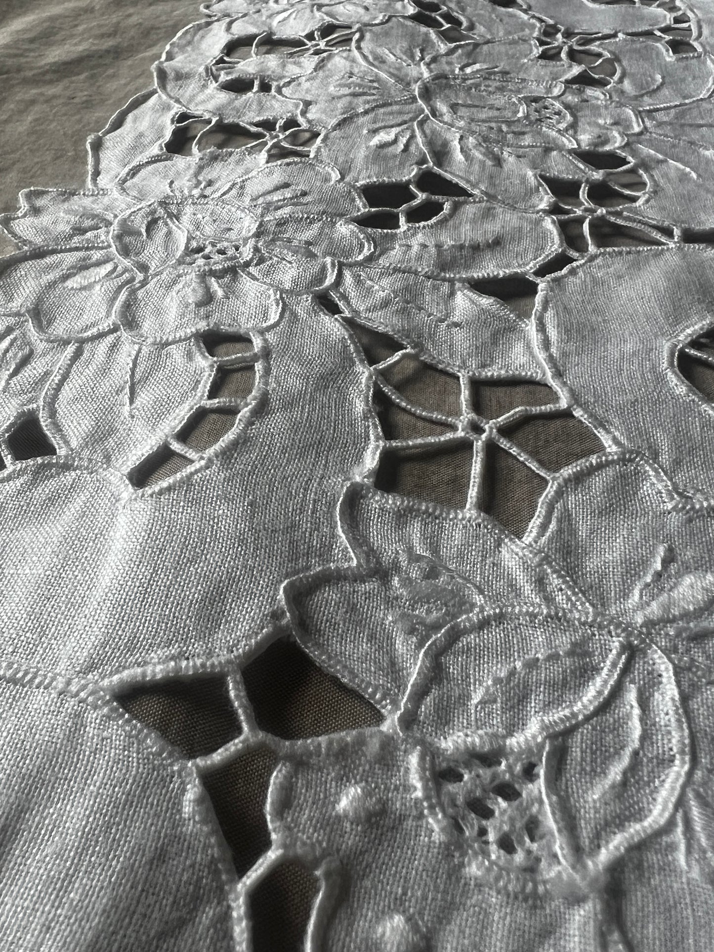 カットワーク刺繍クロス